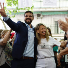 Yolanda Díaz, ayer, con el candidato por Podemos en Alcorcón, Roberto Sotomayor. RODRIGO JIMÉNEZ