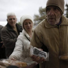 Ciudadanos griegos hacen cola para recibir alimentos con motivo de la celebración del 'Lunes Limpio', este lunes en Atenas.