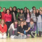 Los alumnos posaron con la alcaldesa, Mari Paz Díez, que acudió a la clausura del curso.