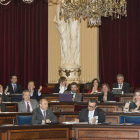 Los componentes del grupo parlamentario popular aplauden tras el pleno.