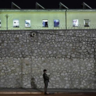 Fotografía de archivo de un agente de policia haciendo guardia frente la cárcel de Korydallos, en Atenas.
