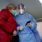 Una sanitaria atiende a una mujer. ROBERT GHEMENT