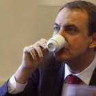 Zapatero tomó ayer un café en el Congreso, en Madrid