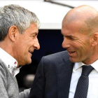Quique Setién saluda a Zinedine Zidane antes del partido.