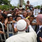 El papa se despide de los colombianos con el calor de la gente. ALESANDRO DI MEO