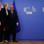 El presidente de la Comision Europea, Jean-Claude Juncker, junto a la primera ministra del Reino Unido, Theresa May, este miércoles en Bruselas.