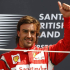 Alonso, de la escudería Ferrari, celebra su última victoria.