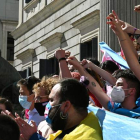 Manifestación en las puertas del Congreso a favor de la ley el pasado mes de mayo. FERNANDO VILLAR