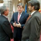Miguel Ángel Palacio, José Manuel Fernández Santiago y Ernest Benach charlan antes de la conferencia