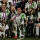 Las jugadoras del Wolfsburgo posan sobre el cédped con el trofeo de campeonas de Europa.