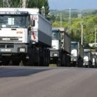 Los camiones permanecen aparcados en la avenida del Pantano desde el mes de agosto.