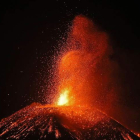 Imagen del volcán en la noche de ayer. ELVIRA URQUIJO