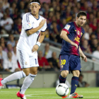Özil intenta tapar el disparo de Messi en la ida de la Supercopa.