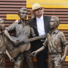 Barry Gibb posa junto a una estatua en honor de Barry  Robin y Maurice Gibbs  componentes del grupo Bee Gees en la inauguracion oficial del Paseo de lo Bee Gees en en Redcliffe, norte de Brisbane (Australia), en febrero del 2013.