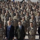 Rajoy, en el centro, posa con los militares en la base aérea de Herat durante su visita.