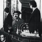 El teniente coronel Antonio Tejero, pistola en mano, en la tribuna del Congreso durante la intentona del 23 de febrero de 1981.