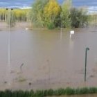 Imagen que ayer ofrecía el área recretiva de la Isla en la margen izquierda del río Esla
