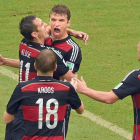Klose y Kroos celebran con Müller el gol de los alemanes.