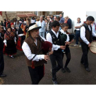 Los grupos musicales hicieron un recorrido por las calles de Felechas.