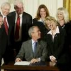 Bush firma ante todos los sectores implicados la nueva ley de protección del feto