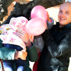 Susana y Javier juegan con sus hijas de acogida en un parque de León.