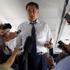 Romney habla con periodistas a bordo de su avión de campaña.