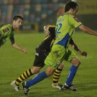 Yuri, autor del gol de la Deportiva, controla el balón ante un rival.