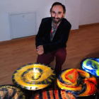 El artista leonés Carlos Cuenllas, que expone sus últimas obras en la galería Cinabrio, en las que ha dejado de lado los materiales ‘pesados’. CUEVAS