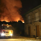 Uno de los incendios de Ourense, en las proximidades de la localidad de Nogueira.