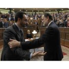 El presidente del Gobierno, Mariano Rajoy, saluda al portavoz del PSOE, Antonio Hernando. JUAN CARLOS HIDALGO