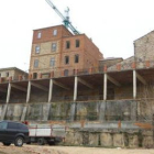 La terraza, tras el edificio que se reforma como hotel, tapa la muralla de Astorga.