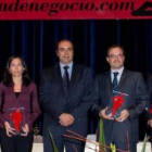 Los galardonados posan con su reconocimiento.
