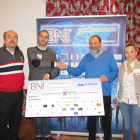 El Grupo BNI Crecimiento entregó ayer el cheque al presidente de Aspace León. DL