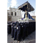 La Virgen de La Esperanza, al paso por la Colegiata de San Isidoro, en el inicio de la procesión de