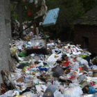 Basura arrojada ayer por los operarios desde el interior de la vivienda para ser recogida.