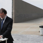 Rajoy en Argentina, firmando en el Parque de la Memoria