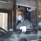 Un conductor de autobús en los primeros días de la pandemia en León. RAMIRO