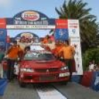 El joven piloto leonés celebrando con los suyos su triunfo en el nacional de rallies