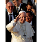El papa Francisco se despide tras su participación en la Jornada Mundial de la Juventud 2019.