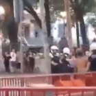 Intervención de la Guardia Urbana en la pelea entre ultras y antifascistas en Nou Barris