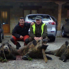Fidel y Javier, coordinadores de la cuadrilla Vegalión, con varias capturas de jabalí fruto de una cacería.
