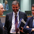 Escolano, junto al embajador español en Bélgica, Juan Pablo García Bordoy, conversa con Pierre Moscovici, comisario de Economía de la UE
