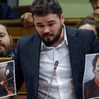 El portavoz de ERC, Gabriel Rufián, muestra unas fotografías al Gobierno.