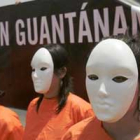 Un grupo de activistas de Amnistía Internacional simula a los presos de la cárcel de Guantánamo.