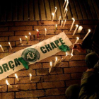 Velas en homenaje a las víctimas del siniestrado avión del club brasileño Chapecoense, en Bogotá, este martes.