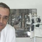 El catedrático de Sanidad Animal de la Universidad de León, Elías Rodríguez Ferri, en el laboratorio