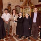 Momento en el que las Madres Benedictinas reciben la moneda conmemorativa.
