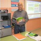 Daniel Martín posa con el libro en el aula donde trabaja.