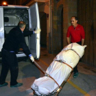 Trabajadores de la funeraria se llevan el cadáver del hombre hallado muerto en Artesa de Segre