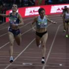 Marta García (a la derecha) en su sprint con Marta Pérez en la final de los 3.000 metros del Nacional. SERGIO PÉREZ